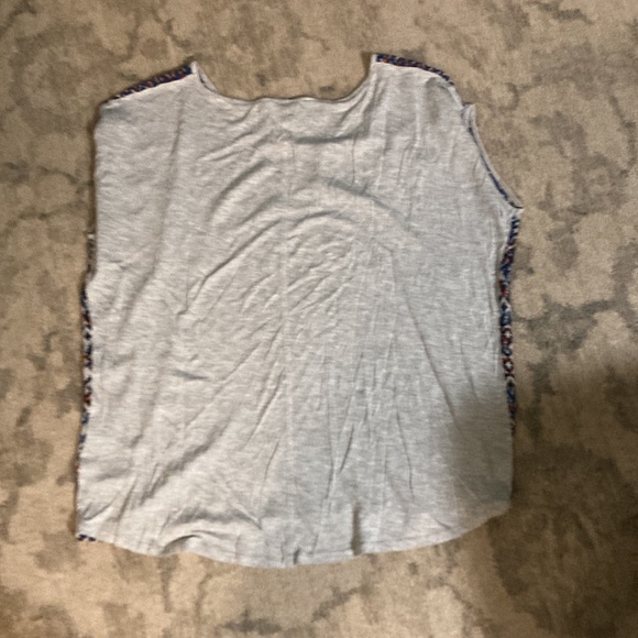 Two by Vince Camuto grey with red and blue pattern blouse - Picture 2 of 5